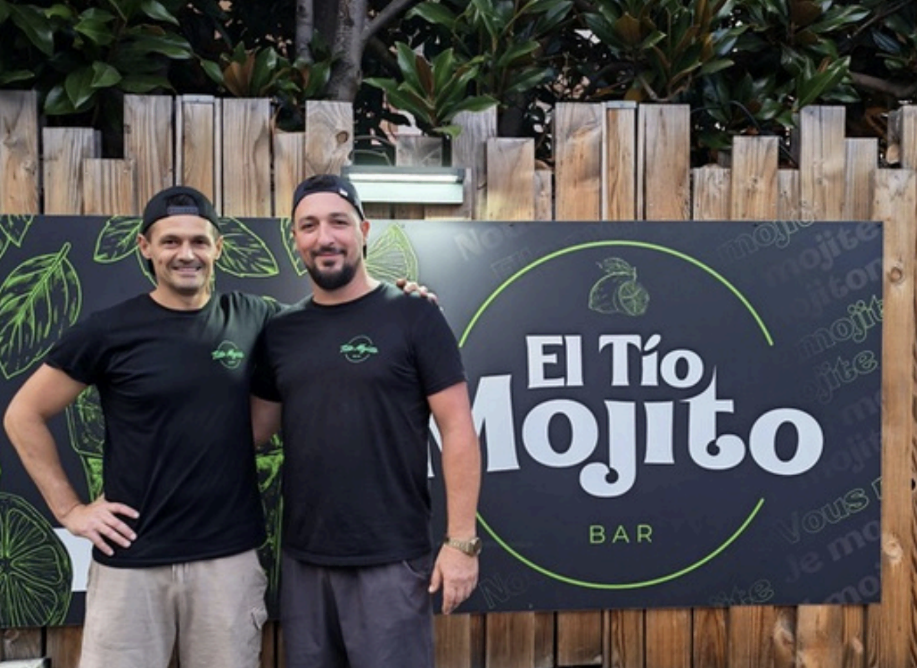 deux hommes souriants devant el tío mojito bar