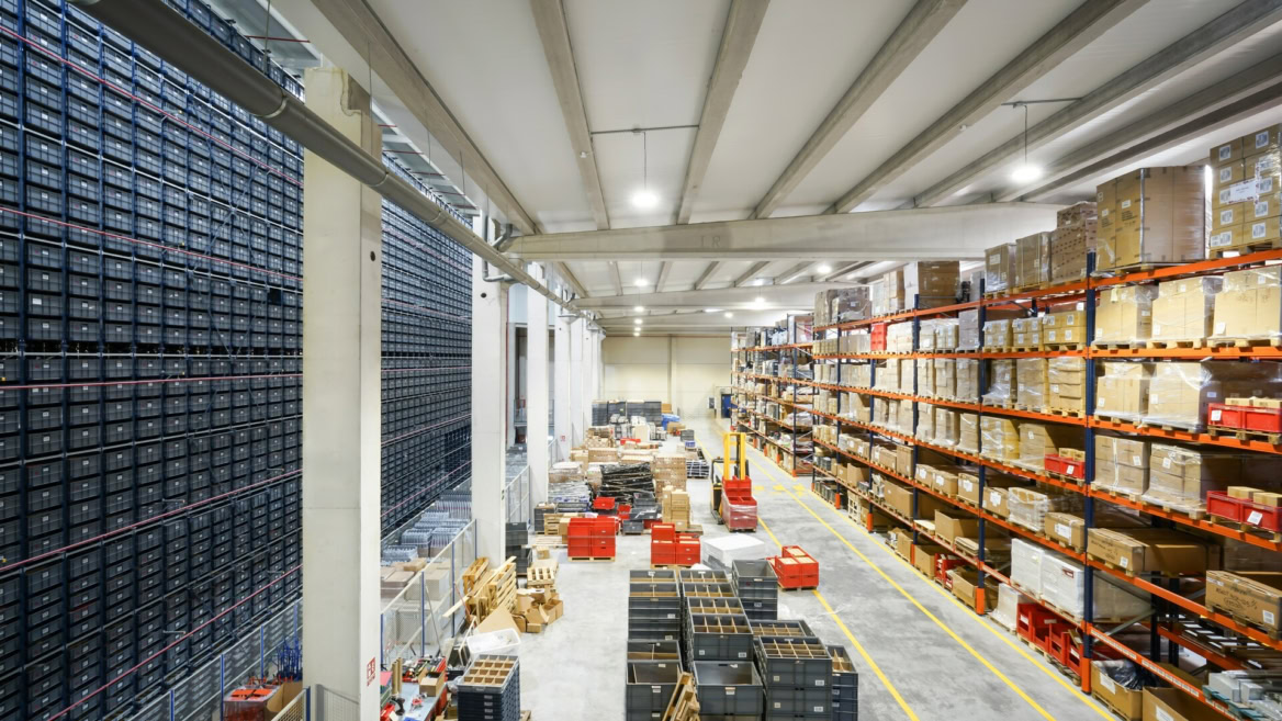 entrepôt logistique : racks, palettes et stockage organisé