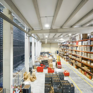 entrepôt logistique : racks, palettes et stockage organisé