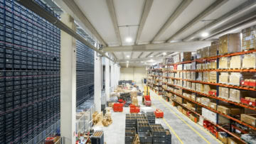 entrepôt logistique : racks, palettes et stockage organisé