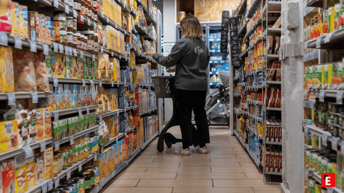 Femme dans un Carrefour Proximité