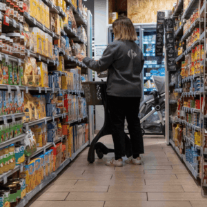 Femme dans un Carrefour Proximité