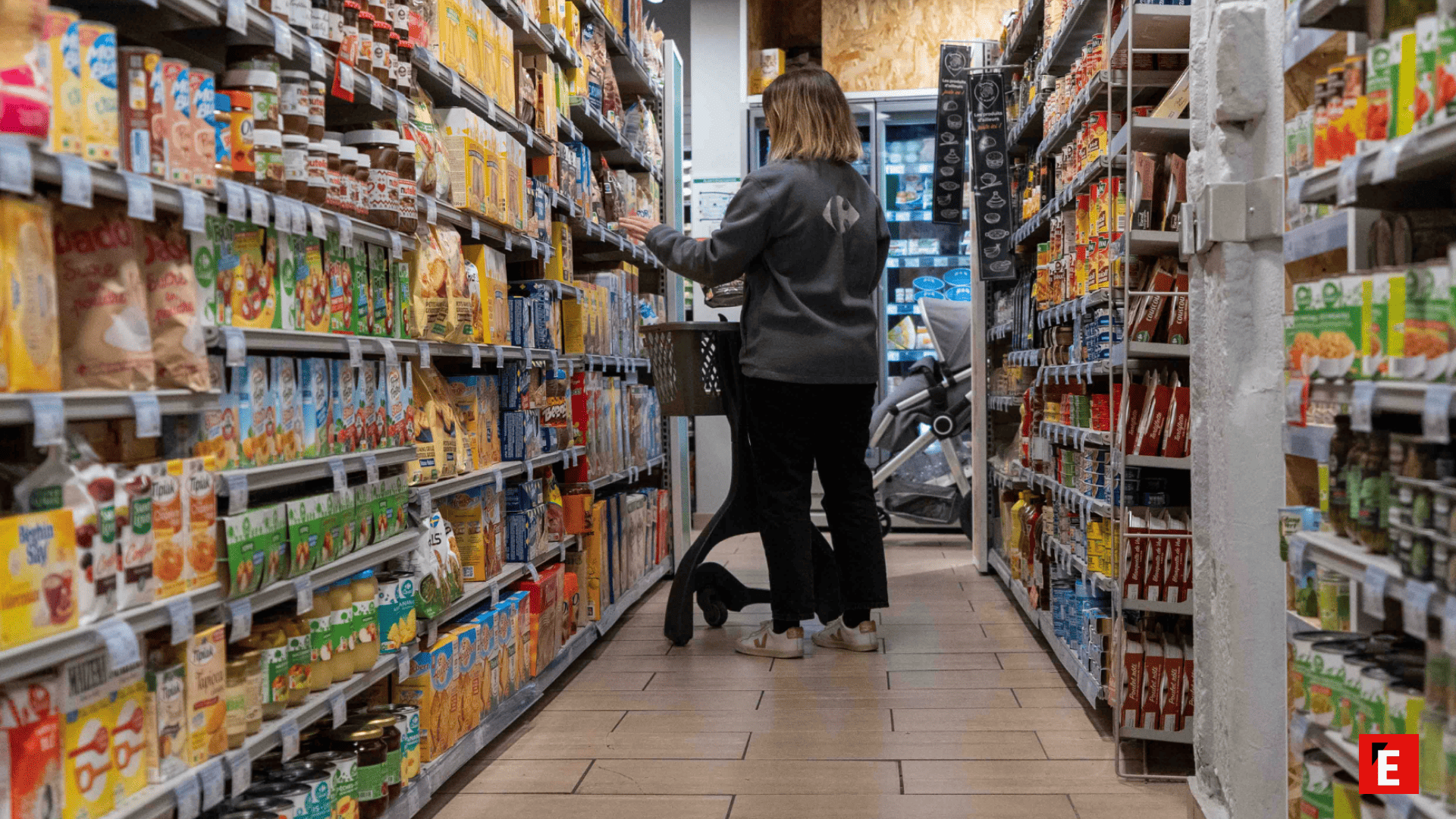Femme dans un Carrefour Proximité