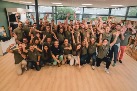 photo d’Équipe souriante en polos verts