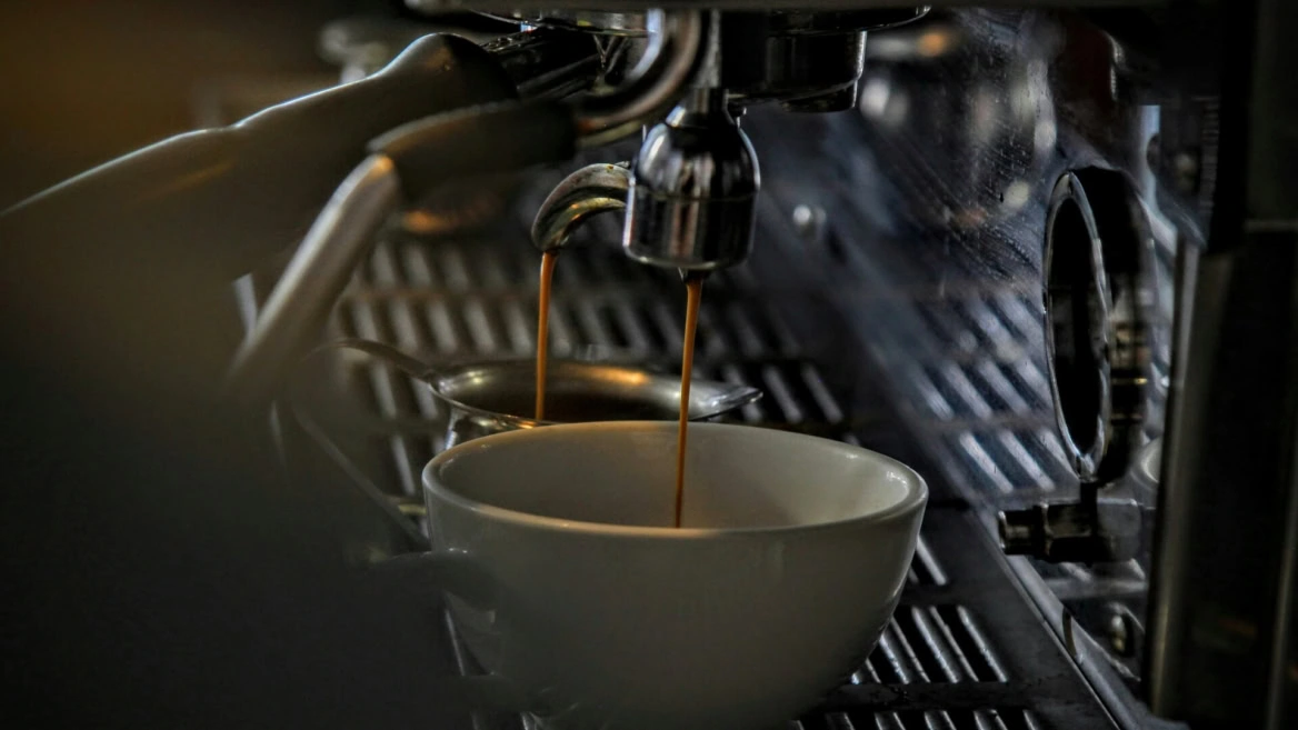 espresso en cours dans une tasse blanche