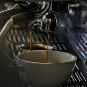 espresso en cours dans une tasse blanche