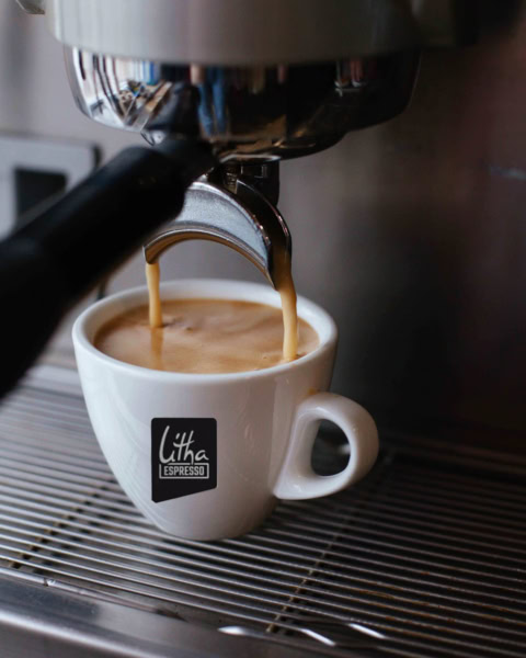 espresso en percolation dans une tasse litha espresso