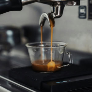 machine à espresso versant un shot dans un verre