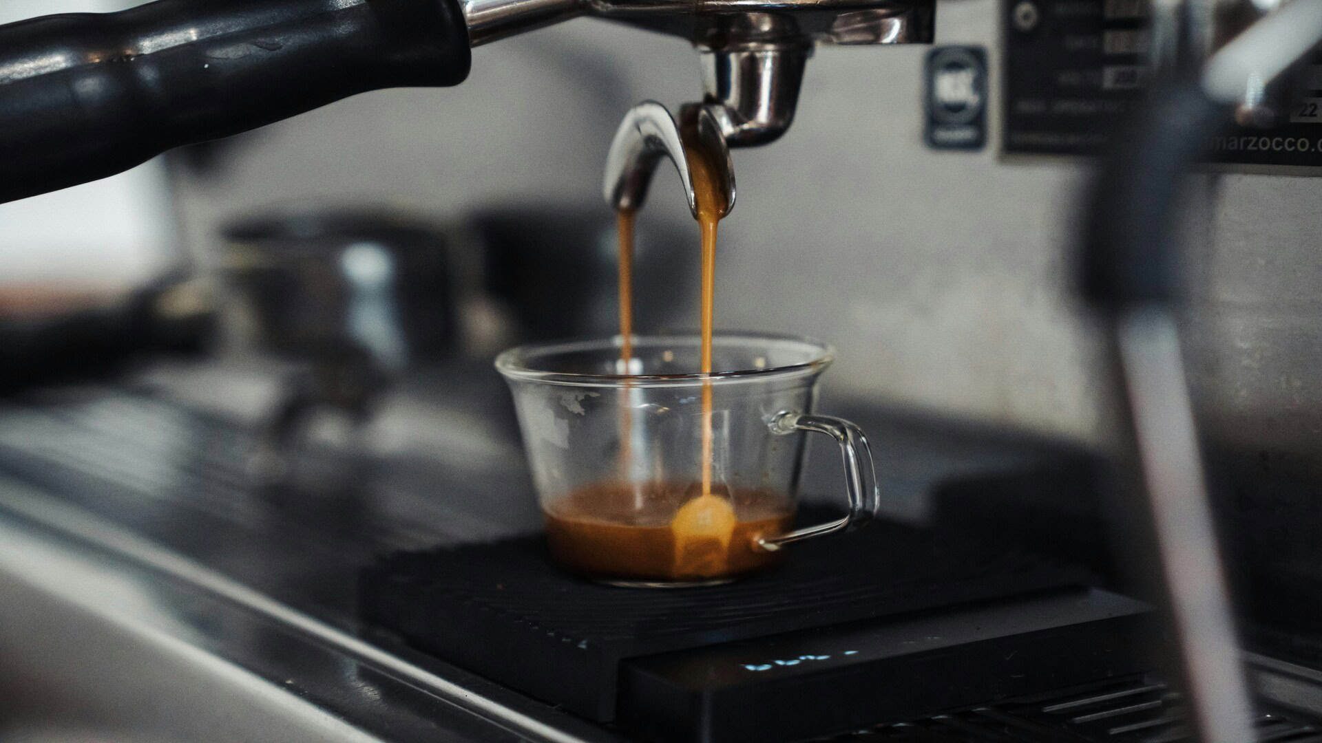 machine à espresso versant un shot dans un verre