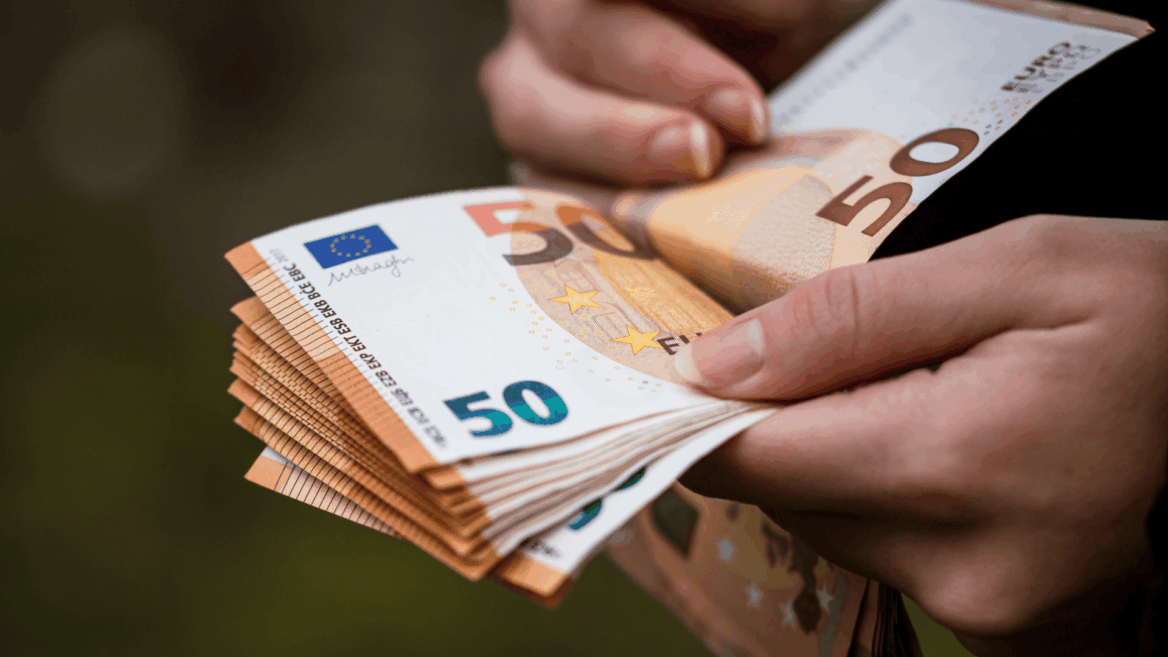 manos contando billetes de euro, 50 y 500