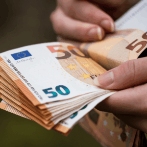manos contando billetes de euro, 50 y 500