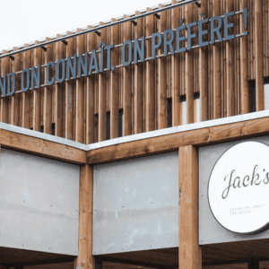 façade en bois jack’s et enseigne lumineuse