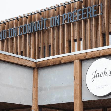 façade en bois jack’s et enseigne lumineuse