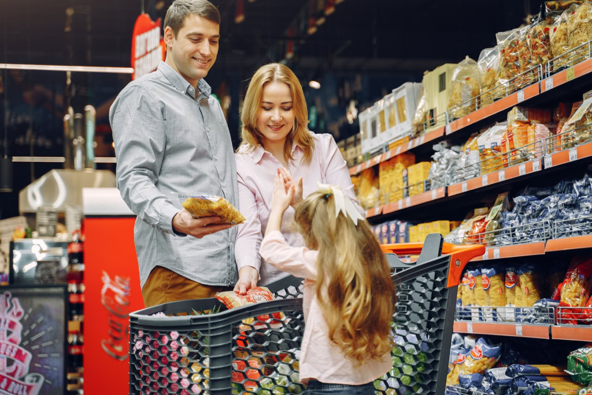 famiglia felice fa la spesa al supermercato
