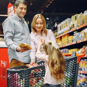 famiglia felice fa la spesa al supermercato