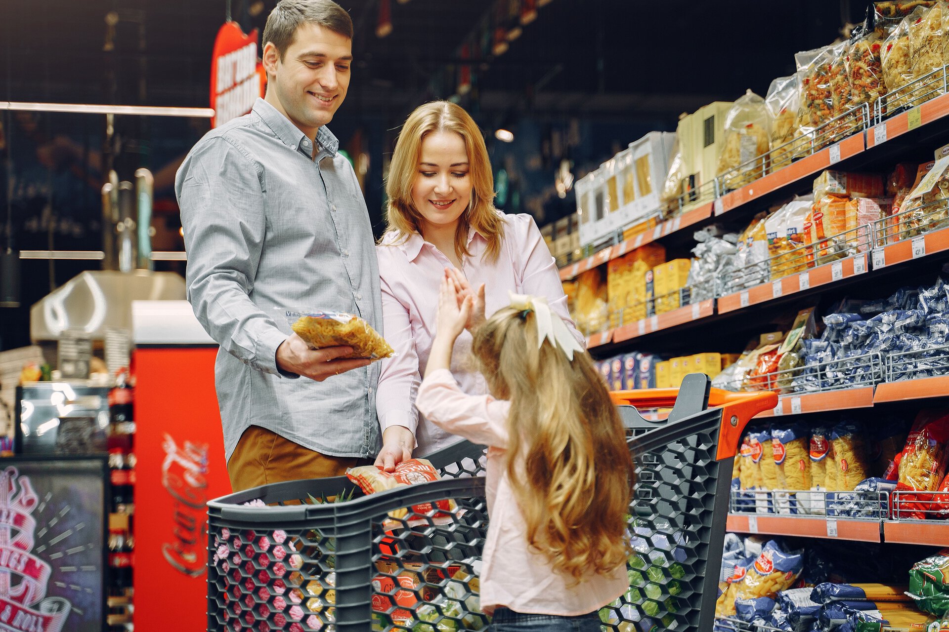 famiglia felice fa la spesa al supermercato