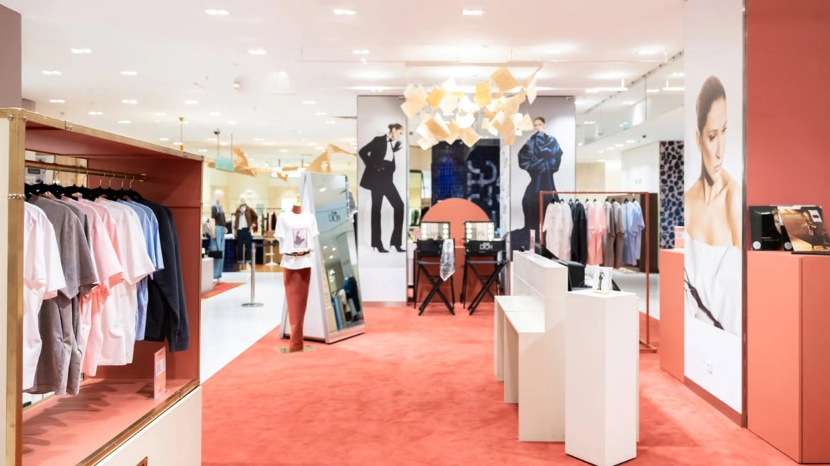 boutique mode rose chic avec présentoirs