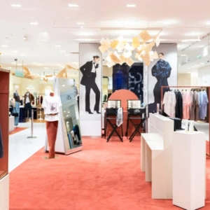 boutique mode rose chic avec présentoirs