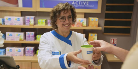 conseillère dietplus souriante en boutique bien Être