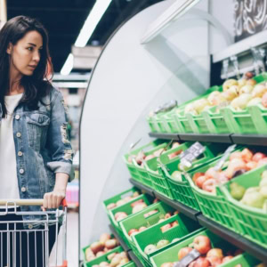 jeune femme choisissant des fruits au supermarché
