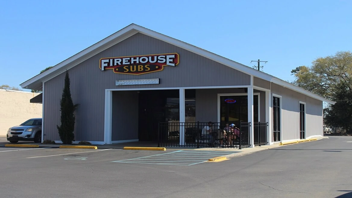 extérieur du firehouse subs avec stationnement et terrasse