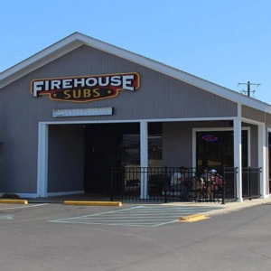 extérieur du firehouse subs avec stationnement et terrasse
