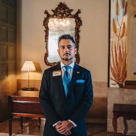 hombre elegante en interior de hotel clásico