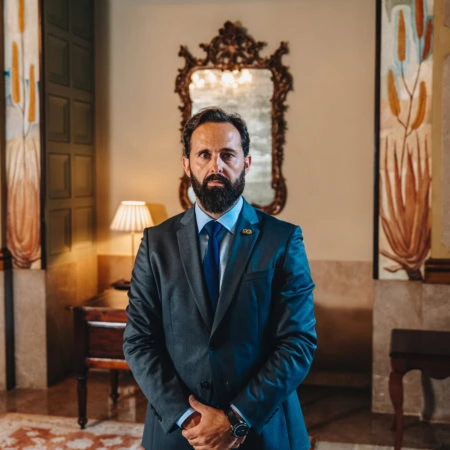 retrato formal de hombre en salón elegante