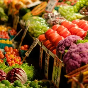 banco di mercato con frutta e verdura fresche