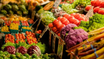 banco di mercato con frutta e verdura fresche