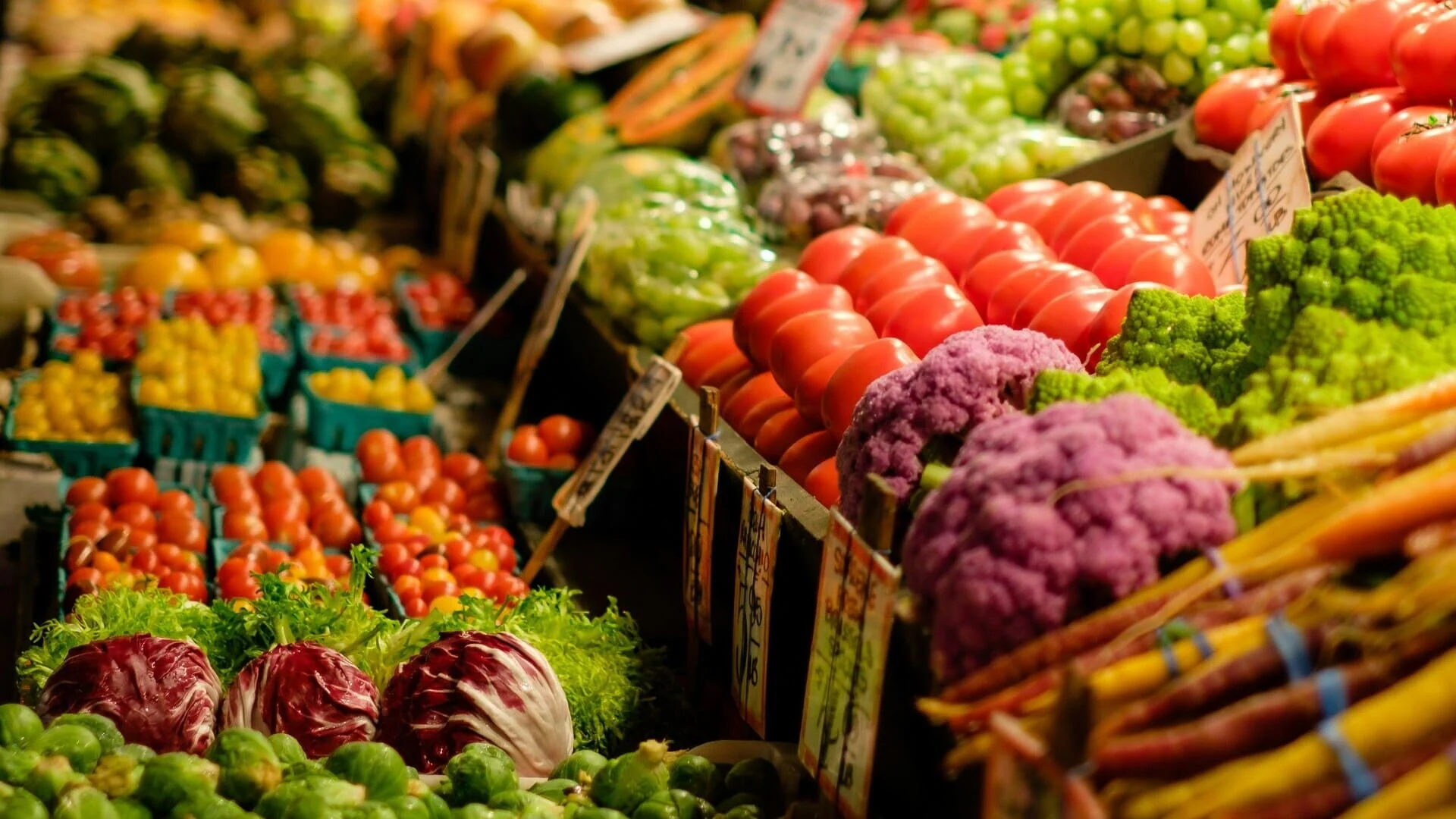 banco di mercato con frutta e verdura fresche