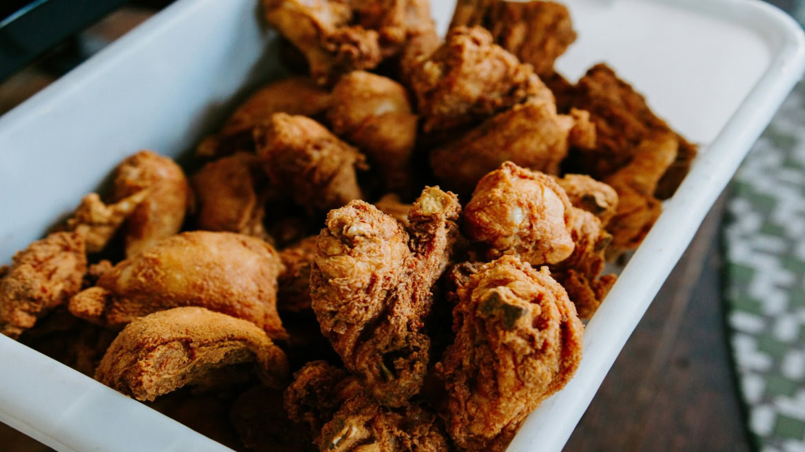 plate de fried chicken croustillant