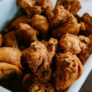 plate de fried chicken croustillant