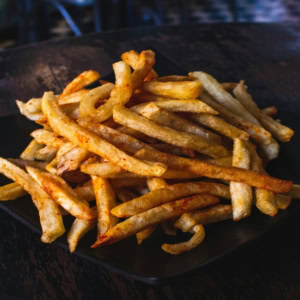 frites dorées sur assiette noire