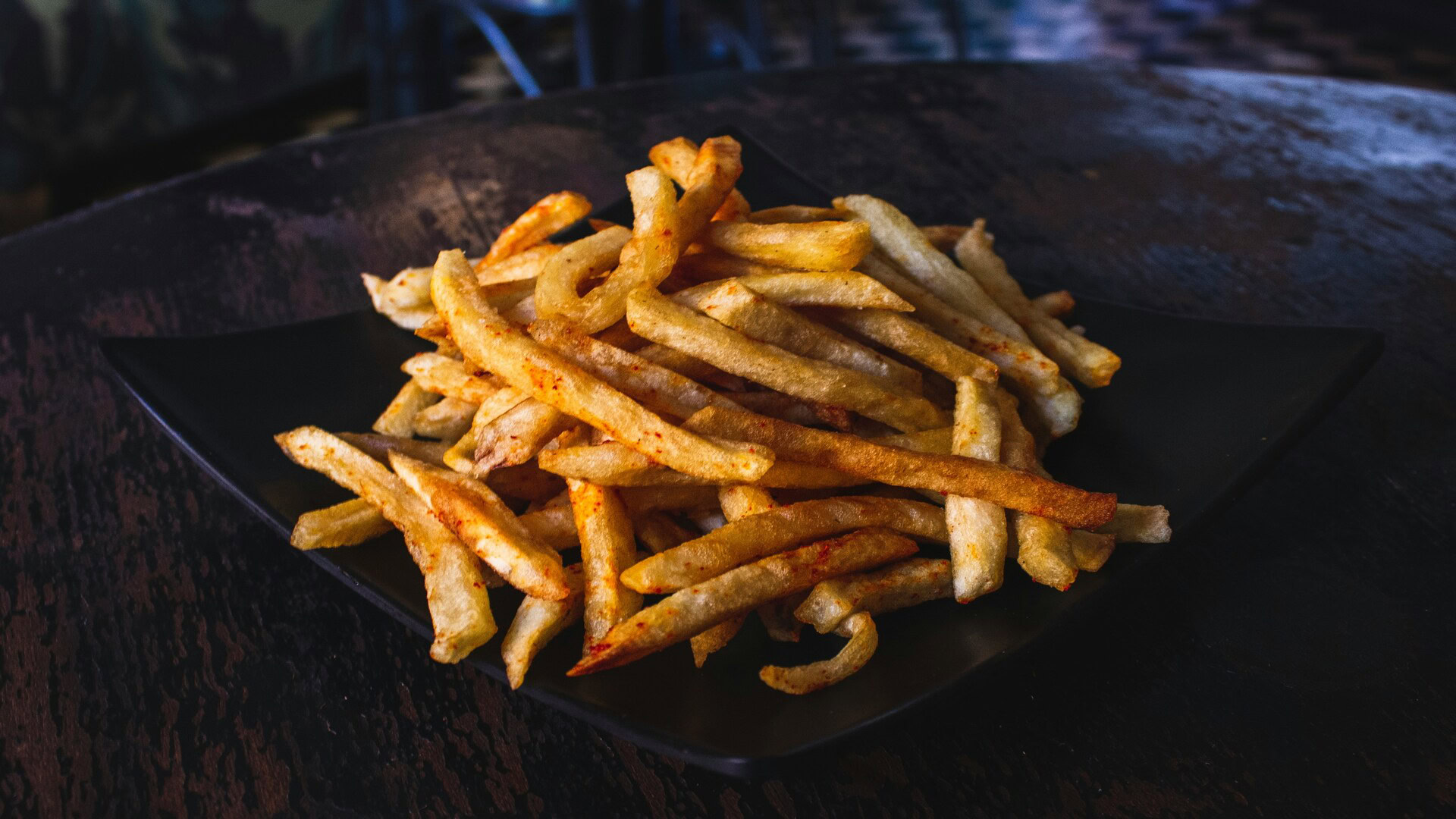 frites dorées sur assiette noire