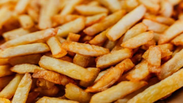 frites dorées et croustillantes en gros plan