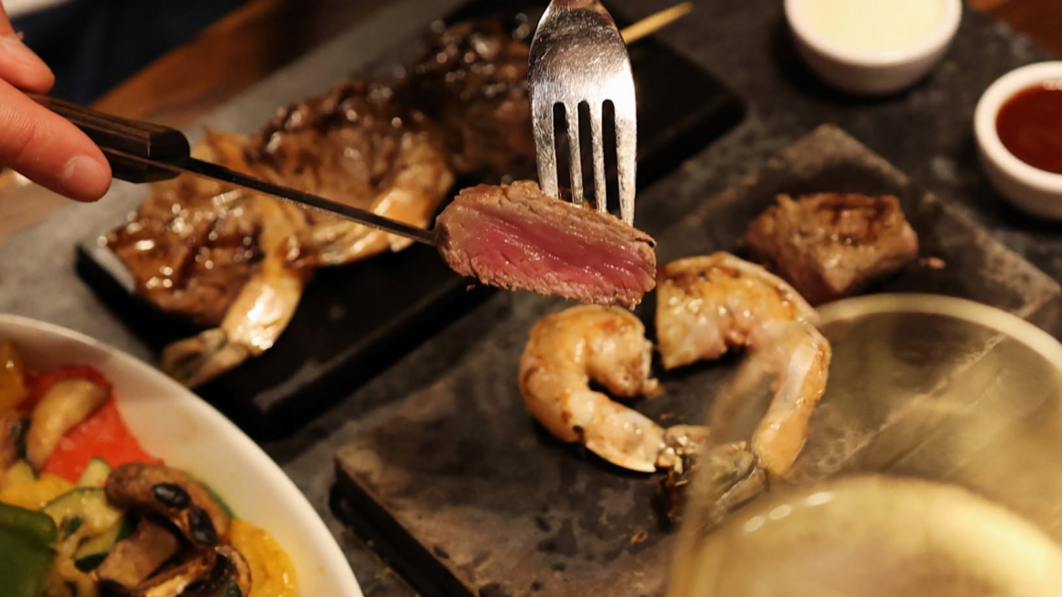 medium rare steak mit chopsticks und gabel