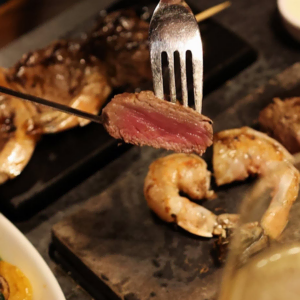 medium rare steak mit chopsticks und gabel