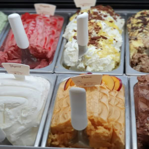 vitrine de gelato aux saveurs colorées