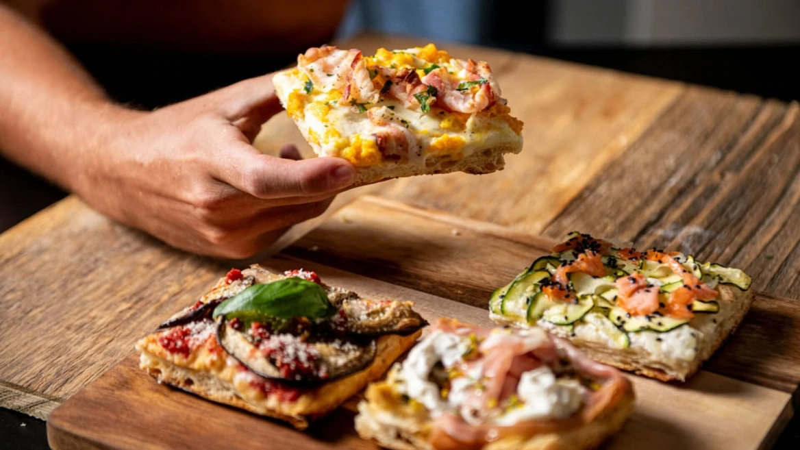 pizza gourmet su tagliere di legno