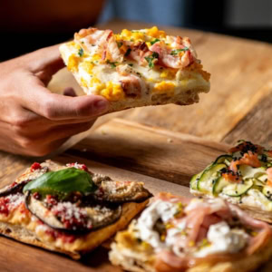 pizza gourmet su tagliere di legno