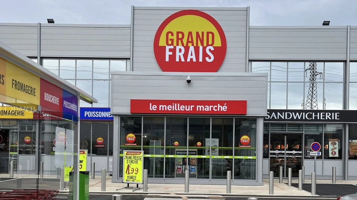 façade du supermarché grand frais avec enseignes colorées