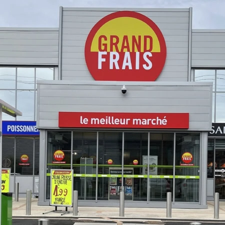 façade du supermarché grand frais avec enseignes colorées