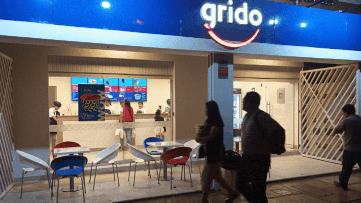 heladería grido iluminada de noche con terraza