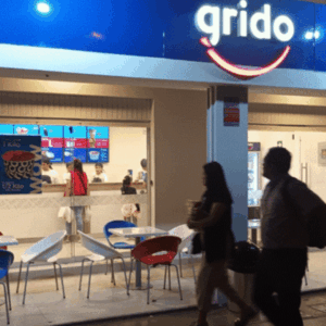 heladería grido iluminada de noche con terraza