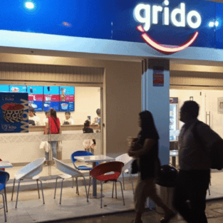 heladería grido iluminada de noche con terraza