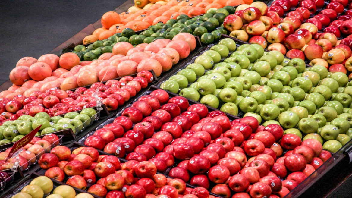 Étal de pommes et agrumes frais en Épicerie