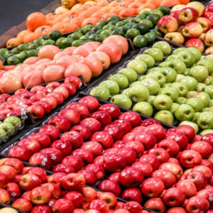 Étal de pommes et agrumes frais en Épicerie