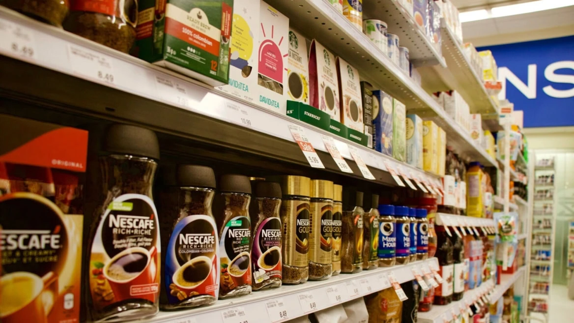 corsia caffè e tè in supermercato