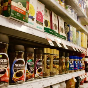 corsia caffè e tè in supermercato